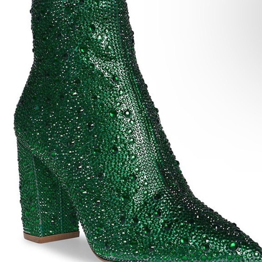Betsy Johnson’s  Style: Cady Color: Emerald